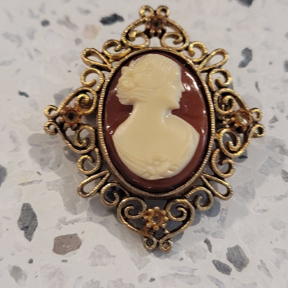 JJ. Cameo Brooch - Picture 4 of 6